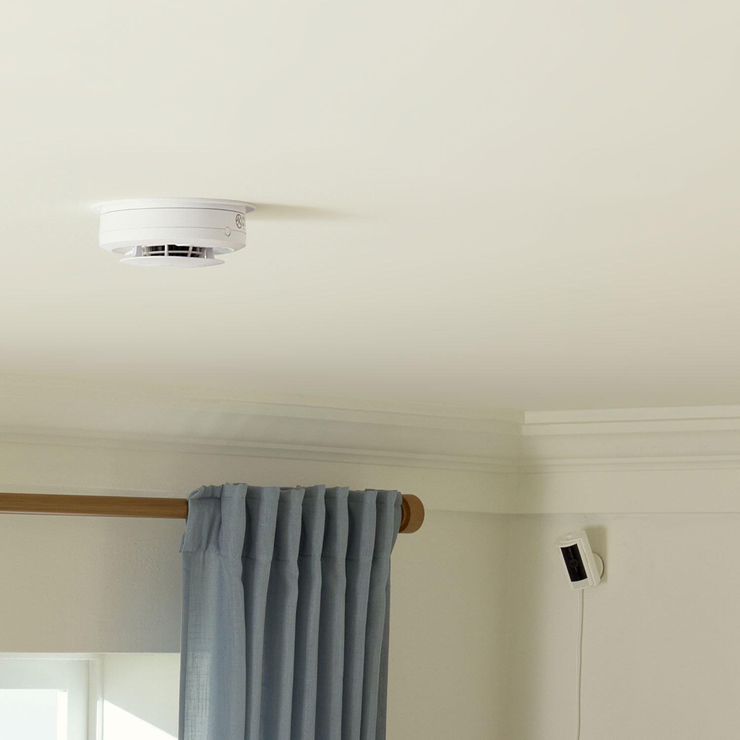 KIDDE Wired Smart Smoke & Carbon Monoxide Alarm - KIDDE Smart Smoke Alarm in living room.